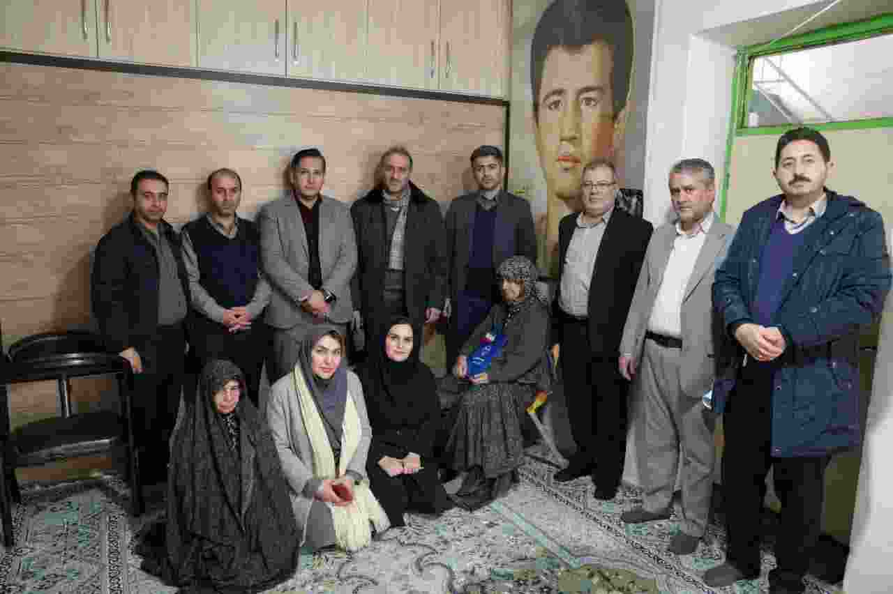 سرپرست و جهادگران جهاددانشگاهی اردبیل با خانواده شهید سید کاظمی دیدار کرد