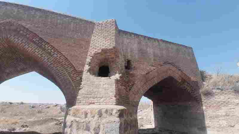 آسیب به پل تاریخی قیرمیزی کورپی اردبیل بر اثر حفاری غیرمجاز اتفاق افتاده است