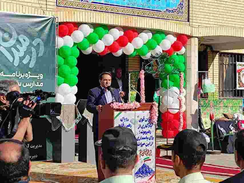 معلمان  دانش آموز دارند و دانش آموزان معلم